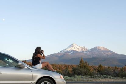 Ningún otro montón de rocas de California aviva tanto la imaginación como el monte Shasta (en la foto). Se dividsa a más de 150 kilómetros de distancia desde muchas zonas del norte del estado y en el sur del vecino Oregón. Los nativos californianos creían que era el hogar de un gran espíritu de los cielos y un explorador de finales del siglo XIX afirmó que en sus túneles habitaban supervivientes de un continente perdido. Tanto para los peregrinos new rage, que sienten un vórtice de energía, como para los montañistas, este monte es mágico (www.fs.fed.us/r5/shastatrinity).