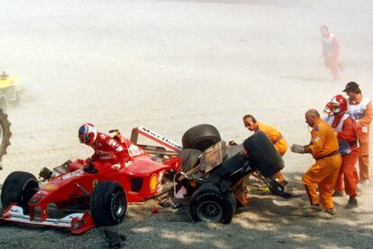 El piloto brasileño sale de su Ferrari tras chocar con el Orange-Arrows de Pedro Martínez de la Rosa en el inicio del Gran Premio de Italia, en el circuito de Monza, el 10 de septiembre del año 2000. Ese año acabó cuarto el campeonato mundial de F-1.
