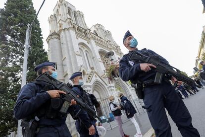 Al menos tres personas han muerto en un ataque con cuchillo perpetrado este jueves por la mañana en una iglesia en el centro de Niza, en el sureste de Francia. En la imagen, agentes de la policía, en la entrada de la basílica de Notre Dame de la ciudad.