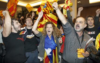 Militantes y simpatizantes de Esquerra Republicana de Catalunya (ERC) celebran, en la sede de su partido, los resultados electorales obtenido en los comicios autonómicos.