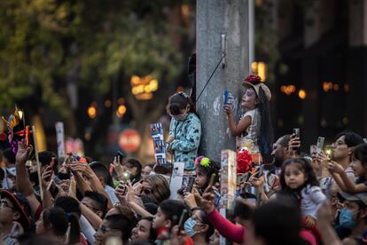 Miles de personas acompañaron el recorrido a lo largo de las avenidas Paseo de la Reforma y Juárez. 