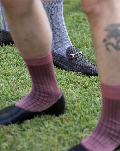 Detalle de mocasines y calcetines de canalé de Paul Smith. 