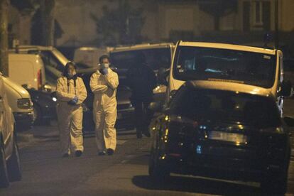 Dos investigadors policials prop de l'habitatge en la qual busquen explosius.