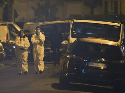 Dos investigadors policials prop de l'habitatge en la qual busquen explosius.