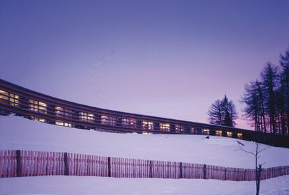 Exterior del Vigilius Mountain Resort, un proyecto del arquitecto italiano Matteo Thun marcado por la madera y el vidrio. Los huéspedes sólo llegan al hotel en funicular.