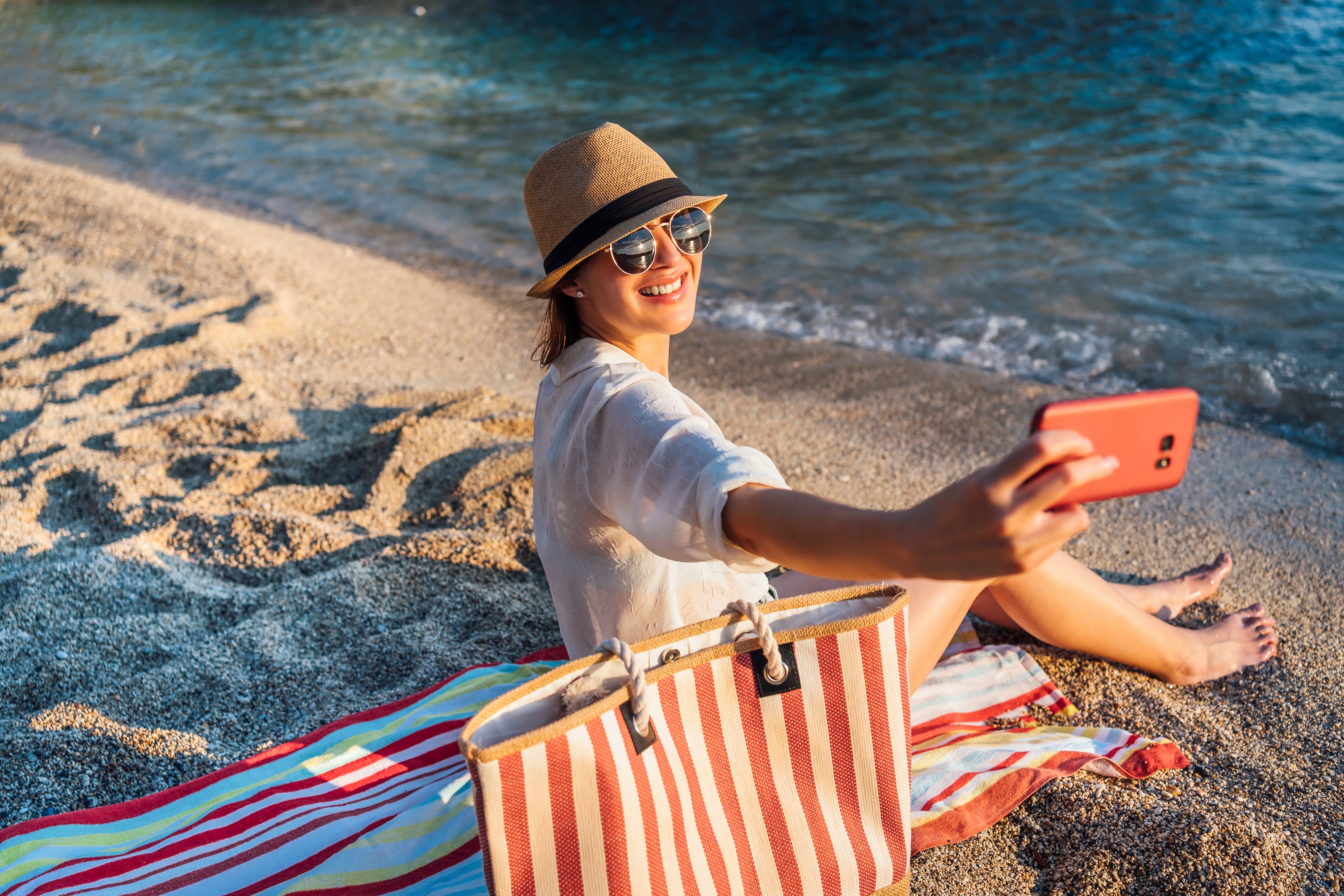 ¿Cómo proteger el móvil del agua o el calor en la playa? Los accesorios que no deben faltar