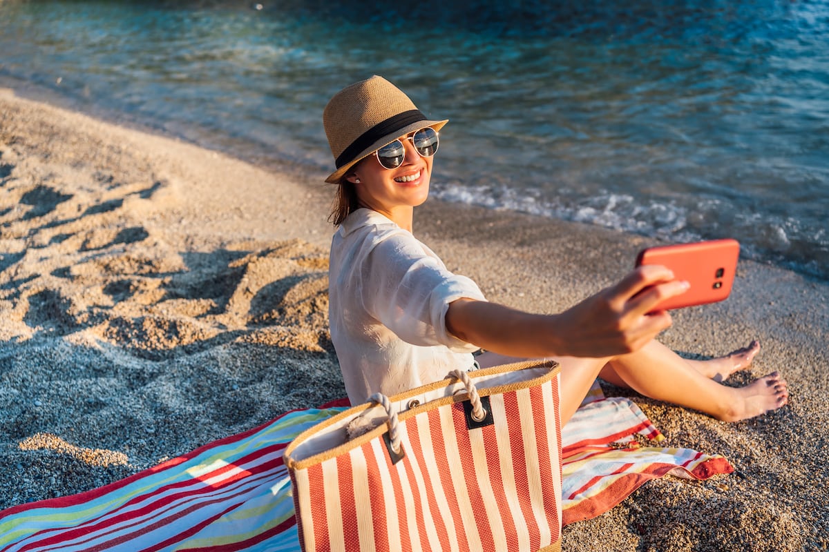 ¿Cómo proteger el móvil del agua o el calor en la playa? Los accesorios que no deben faltar | Tu Tecnología | El País