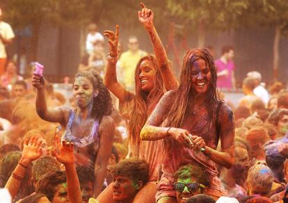 Un grupo de jóvenes en la fiesta Monsoon Holi, réplica veraniega del festival de los Monzones de India, que se celebra en el barrio de Lavapiés de Madrid. 9 de agosto de 2014.