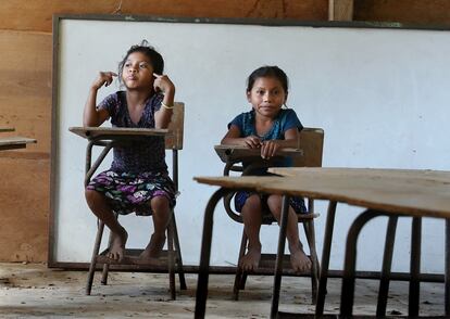 Unas niñas guatemaltecas en la Escuela Rural Nuevo Sinaí Rubel Santo, en Alta Verapaz, cerrada por la pandemia desde 15 de marzo de 2020.