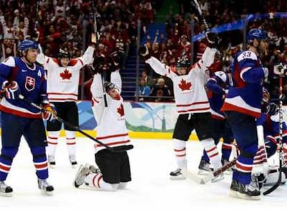 Los canadienses celebran un tanto ante Eslovaquia en las semifinales.