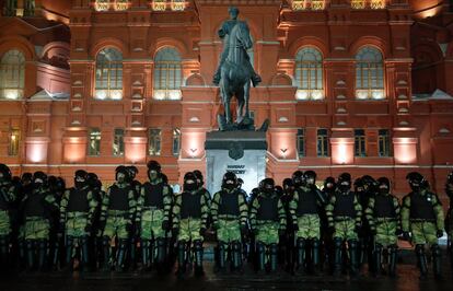 La Guardia Nacional Rusa en la Plaza Roja, preparada ante posibles protestas por la sentencia contra Navalni, este martes en Moscú.