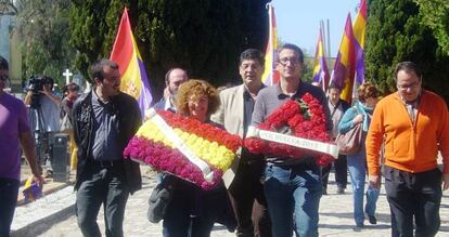 Diego Valderas (en el centro) en un homenaje a la II República.