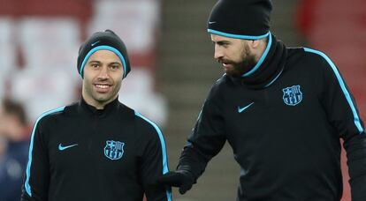 Javier Mascherano y Gerard Piqué.