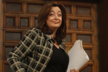 La consejera de la Presidencia, Mar Moreno, tras comparecer ayer ante los periodistas cargada de papeles.