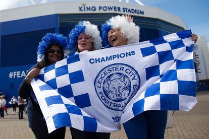 Los seguidores del Leicester City celebran la victoria de la Premier League inglesa fuera del estadio.