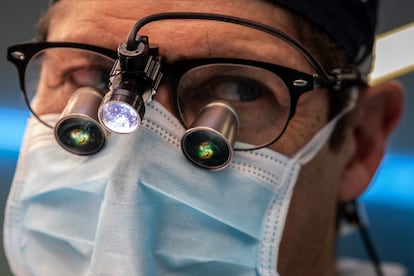 El cirujano cardiovascular, Manuel Castellà, en un momento de la intervención.