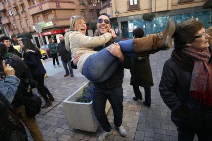 Una pareja en el exterior de la Administración de Lotería número 8 de Leganés (Madrid) que vendió el Gordo, el 62246, el 22 de diciembre de 2013.