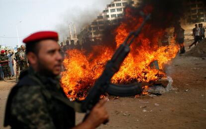 Quema de drogas incautadas por las fuerzas de seguridad palestinas leales a Hamas, en la ciudad de Gaza.