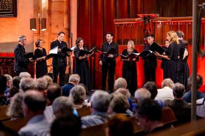 Los doce cantantes que integran Stile Antico durante su segundo concierto, en la Domkerk de Utrecht, el pasado jueves.