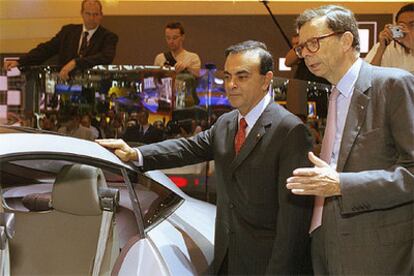 Louis Schweitzer y Carlos Ghosn (izquierda) protagonizan la crónica de un relevo anunciado al frente de Renault.