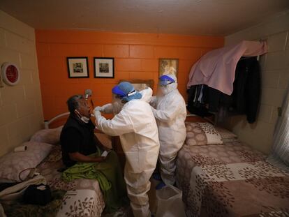 Dos médicos realizan una prueba de covid-19 a un paciente de 74 años, en su casa en el barrio de Venustiano Carranza de Ciudad de México.