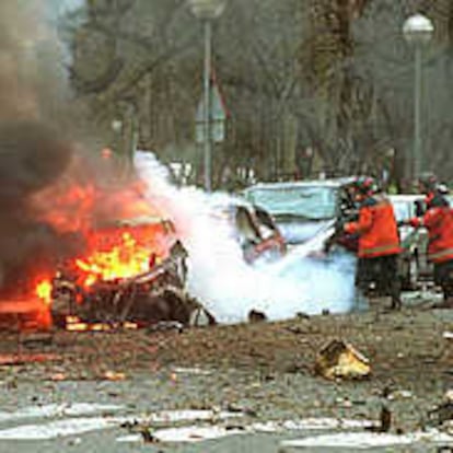 22/02/2000
El febrero de 2000 la organización terrorista ETA perpetró un doble asesinato y acabó con la vida del portavoz de los socialistas vascos en el Parlamento de Vitoria, Fernando Buesa, y a su escolta, el ertzaina Jorge Díez Elorza. En la imagen, el lugar del atentado con bomberos actuando sobre el coche bomba en llamas, poco despues de producirse la explosión. (EFE)