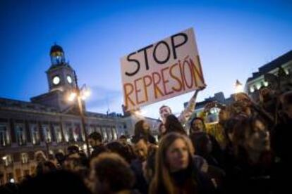 Cientos de personas se han concentrado en la madrileña puerta del Sol para pedir la liberación de los veinticuatro detenidos durante los altercados que se produjeron tras la Marcha por la Dignidad celebrada ayer en Madrid, en la que participaron decenas de miles de personas.-