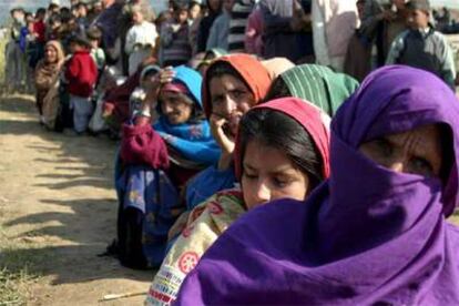 Supervivientes del terremoto esperan la llegada de alimentos en Battagaram (Pakistán).