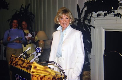 Doris Day se prepara para hablar en una conferencia de prensa, el 16 de julio de 1985.