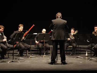 El grupo Moonwinds, dirigido por Joan Enric Lluna, en un ensayo. 