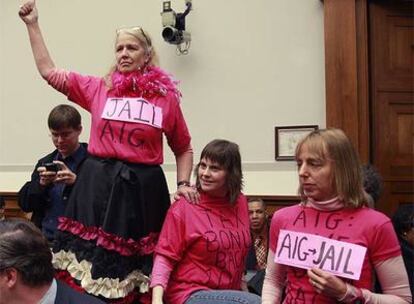 Un grupo de personas con carteles contra los gestores de AIG han protestado en la sala del subcomité del Congreso antes de la comparecencia del consejero delegado de la compañía