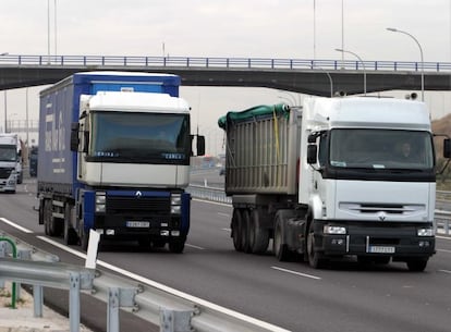 Camiones circulando por una carretera