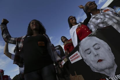 Manifestantes simulam o enterro de Temer durante a manifestação em Brasília.