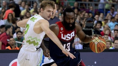 Dragic presiona a Harden durante un partido del Mundial.