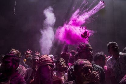 Celebración de festival Hindú Holi en la ciudad india de Vrindavan, 26 de marzo de 2013.