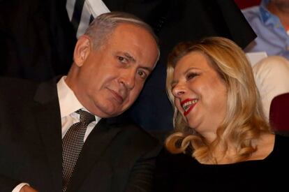 El primer ministro israel&iacute;, Benjam&iacute;n Netanyahu, con su esposa, Sara, en un acto oficial.