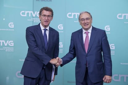 Feijóo y Sánchez Izquierdo, director general de CRTVG nombrado por él, durante el debate electoral de 2016, en una imagen difundida entonces por la compañía.