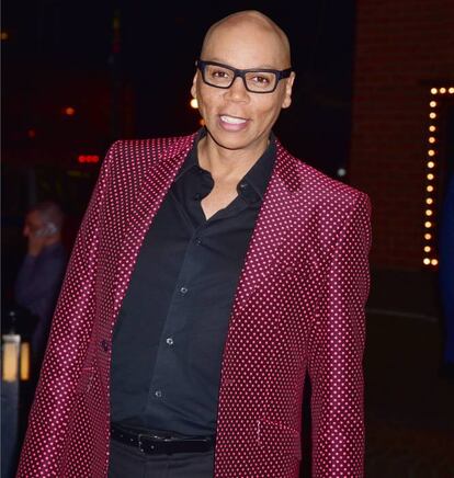 <p>El famoso 'drag queen' RuPaul, de 57 años, es un auténtico icono entre el colectivo gay. El modelo, actor y compositor estadounidense no ha cesado en su intento constante de normalizar la homosexualidad en la sociedad, haciendo gala de ella como reina de la noche y de las televisiones en su papel de drag queen, con el programa 'RuPaul, reinas del drag', del que está en duda su continuación en antena desde que Trump llegó a la Casa Blanca, según él mismo anunció en sus redes sociales. Además, el presentador del 'talent show' volvió a ser noticia el pasado mes de marzo cuando anunció que se había casado con su pareja después de 23 años juntos.</p> <br> <p>  <p>“Debemos recordar que nuestra mayor fortaleza está en nuestro amor por la vida y los colores, la belleza y la música, el baile y el juego. Esa es nuestra arma secreta. Eso es algo que los contrarios no tienen. Mantén esas cosas cercanas y queridas en tu corazón porque en tiempos de guerra te ayudarán”, dice RuPaul en su carta de amor para la comunidad LGBTQ (Lesbianas, Gays, Bisexuales, Transexuales y Queer, aquellos que se cuestionan su identidad sexual o de género).</p> <br> <p>