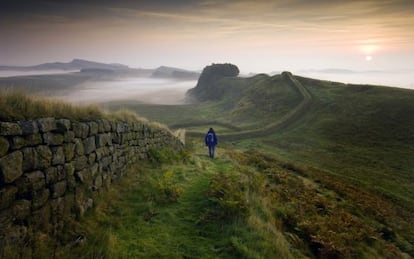 Vista de la muralla de Adriano al amanecer, cerca del fuerte de Housesteads, en Northumberland (Inglaterra).