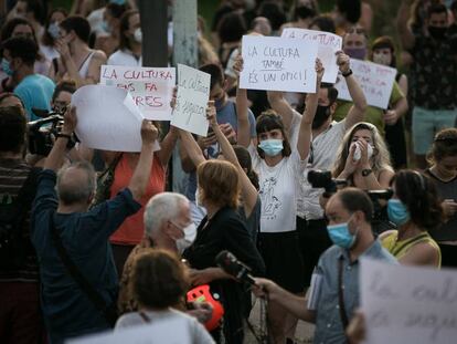 Protesta del sector de la cultura sota el lema "La cultura és segura", dilluns a les portes del Teatre Grec.