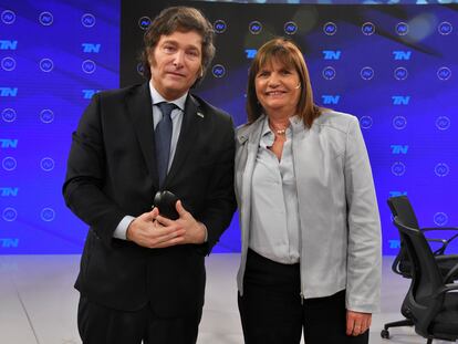 El candidato presidencial Javier Milei y la excandidata Patricia Bullrich posan durante su participación en el programa 'A Dos Voces'.