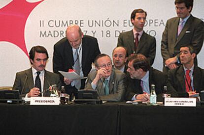 De izquierda a derecha y en primer plano, José María Aznar, Josep Piqué y Javier Solana, ayer, en la la cumbre de Madrid.