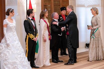 Los reyes de Jordania, Abdalá II y Rania, fueron los encargados de recibir uno a uno a todos los invitados que acudieron a la boda en los jardines del palacio de Zahran, en la capital jordana. También ejercieron de anfitriones y estrecharon la mano de los asistentes al banquete posterior a la boda. En la imagen, el rey de Jordania saluda al rey Guillermo de Holanda, y a su esposa Máxima.