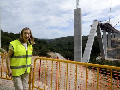 La ministra de Fomento, Ana Pastor durante la visita a las obras de construcción de la Línea de Alta Velocidad