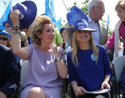 Aguirre (izquierda) y Cifuentes en un mitin en mayo.