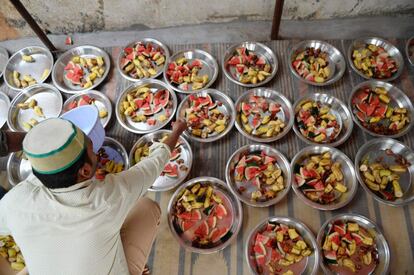 Un hombre indio prepara la comida para ser distribuida entre los devotos tras el ayuno, durante el primer día del mes sagrado islámico, en la mezquina Jama-e-Masjid Aiwan, en la ciudad india de Hyderabad.