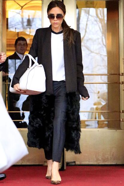 Victoria Beckham no puede poner un pie en la calle sin sus bolsos XXL. Nos quedamos con el abrigo combinado de pelo y lana.