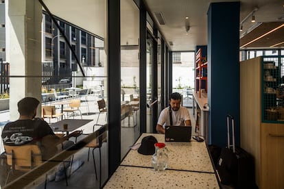 Dos clientes del hotel Ibis Budget Madrid Albasanz sentados en la zona común del establecimiento. 