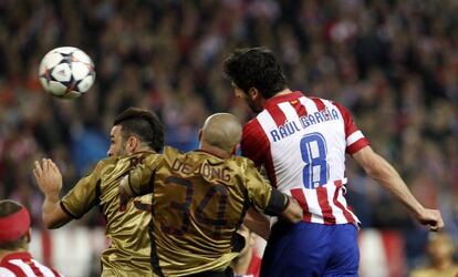 Raúl García marca el tercer gol rojiblanco.