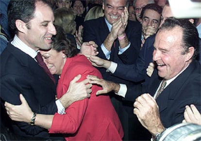 En la foto, la alcaldesa, Rita Barberá, se abraza al presidente de la Generalitat, Francisco Camps.